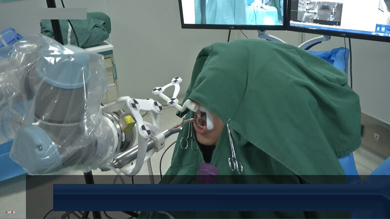 В Китае робот стал дантистом